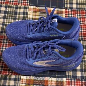 Brooks women’s Adrenaline Sneakers in Bright Blue